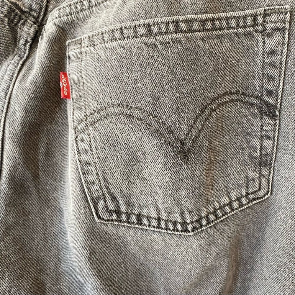 Levi’s 501 High Rise Raw Hem Straight Leg Cropped Jeans in Get Off My Cloud - Picture 12 of 15